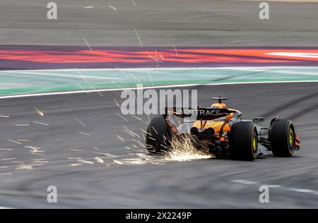 Shanghai, Chine. 19 avril 2024. Le pilote britannique Lando Norris de McLaren participe aux qualifications de sprint du Grand Prix de formule 1 de Chine sur le circuit international de Shanghai à Shanghai, en Chine, le 19 avril 2024. Crédit : HE Changshan/Xinhua/Alamy Live News Banque D'Images