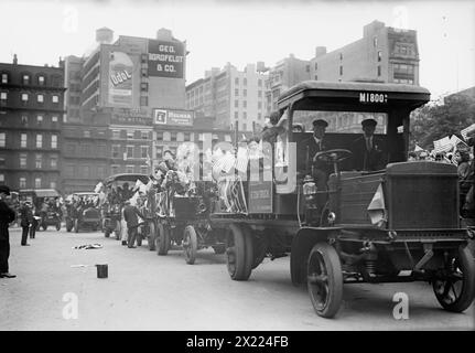 Orphelins à Coney Island dans Autos, 1911. Banque D'Images