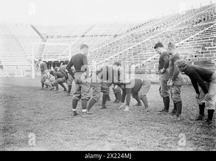 Sanford essaye des hommes pour Centre, Yale, entre c1910 et c1915. Banque D'Images