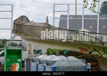 Brückenabriss und Neubau über die A40 in Essen Ende avril 2024 soll die Fußgänger Brücke über die A40 in Essen Frillendorf abgerissen werden. dafür wird an dem Wochenende die A40 gesperrt. IM Verlauf der CA. nächsten 10 Jahren werden in der Umgebung 5 weitere Brücken saniert bzw. erneuert. Betroffen ist die A40 und die A52 auf Essener Stadtgebiet. Essen Frillendorf *** démolition du pont et nouvelle construction sur l'A40 à Essen le pont piétonnier sur l'A40 à Essen Frillendorf doit être démoli à la fin du mois d'avril 2024 L'A40 sera fermée à cet effet pendant le week-end Banque D'Images