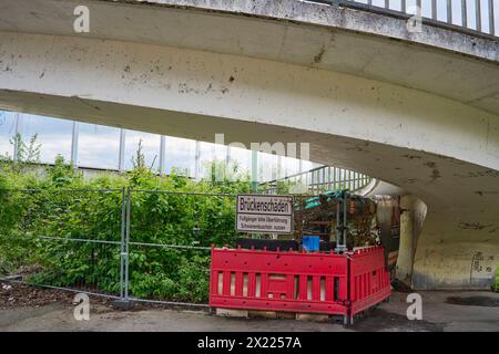 Brückenabriss und Neubau über die A40 in Essen Ende avril 2024 soll die Fußgänger Brücke über die A40 in Essen Frillendorf abgerissen werden. dafür wird an dem Wochenende die A40 gesperrt. IM Verlauf der CA. nächsten 10 Jahren werden in der Umgebung 5 weitere Brücken saniert bzw. erneuert. Betroffen ist die A40 und die A52 auf Essener Stadtgebiet. Essen Frillendorf *** démolition du pont et nouvelle construction sur l'A40 à Essen le pont piétonnier sur l'A40 à Essen Frillendorf doit être démoli à la fin du mois d'avril 2024 L'A40 sera fermée à cet effet pendant le week-end Banque D'Images