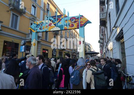 (240419) -- MILAN, 19 avril 2024 (Xinhua) -- cette photo prise le 16 avril 2024 montre une arche décorée d'éléments chinois à l'entrée de la rue Paolo Sarpi à Milan, en Italie. La première édition de l'exposition Chine et Design se tiendra le 15-21 avril dans la rue de Paolo Sarpi, l'un des plus grands Chinatown d'Europe. ALLER AVEC 'Roundup : les designs chinois gagnent en popularité à Milan' (China Design Centre à Milan/distribution via Xinhua) Banque D'Images