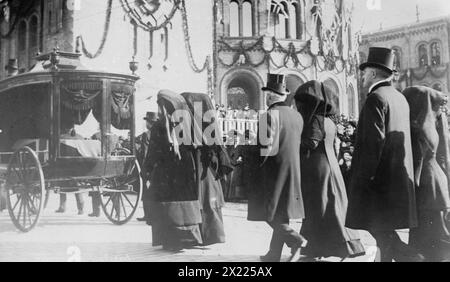 Famille Bjornson en procession funéraire, 1910. Les funérailles du célèbre écrivain norvégien, ont eu lieu à Christiania (aujourd'hui connu sous le nom d'Oslo) en 1910. La cérémonie d'inhumation a eu lieu à l'église de la Trinité à Oslo le 3 mai 1910, et il a été inhumé au cimetière de notre Sauveur le même jour. Banque D'Images