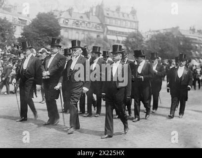 Ministres français aux funérailles de Berteaux. Caillaux, Cruppi, Perrier, Delcasse, 1911. Montre des ministres aux funérailles d'État le 26 mai 1911 de Maurice Berteaux (1852-1911), ministre français de la Guerre. Banque D'Images