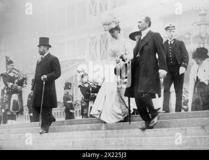 King Geo., Queen Mary, Earl Plymouth, Prince de Galles à l'ouverture du Festival of Empire, 1912. Montre le roi George V du Royaume-Uni, la reine Marie et le prince de Galles (George VI) à l'ouverture du Festival de l'Empire au Crystal Palace, Londres, le 12 mai 1911. Banque D'Images