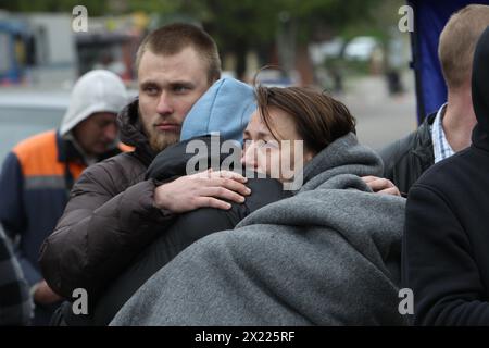 Non exclusif : DNIPRO, UKRAINE - 19 AVRIL 2024 - des résidents locaux sont vus à l'extérieur de l'immeuble endommagé par l'attaque de missiles russes, Dnipro, Banque D'Images