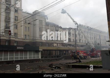 Non exclusif : DNIPRO, UKRAINE - 19 AVRIL 2024 - le bâtiment résidentiel endommagé par l'attaque de missiles russes, Dnipro, dans l'est de l'Ukraine. Banque D'Images