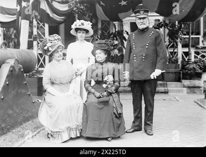 MRS F.D. Grant ; MRS Francis M. Gibson ; MRS U.S. Grant III ; Gen. F.D. Grant, 1911. Montre le général Frederick dent Grant, commandant à Governors Island, avec sa femme (Ida Marie Honorie Grant), MRS U.S. Grant III (Edith Root) et MRS Francis Marion Gibson. L'événement est probablement la fête annuelle sur la pelouse parrainée par l'Army relief Society, qui a recueilli de l'argent pour les veuves et les orphelins des officiers et des hommes enrôlés de l'armée régulière. (Source : projet Flickr Commons, 2009) fait partie de : Collection George Grantham bain (Bibliothèque du Congrès). Titre tiré des données fournies par bain News Service on Banque D'Images