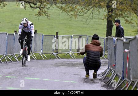 Remouchamps, Belgique. 19 avril 2024. Le slovène Tadej Pogacar de l'équipe Émirats Arabes Unis photographié en action lors d'une séance d'entraînement et de reconnaissance sur piste, sur la « Côte de la Redoute », à Remouchamps, Aywaille, avant la course cycliste Liège-Bastogne-Liège d'une journée, vendredi 19 avril 2024. BELGA PHOTO ERIC LALMAND crédit : Belga News Agency/Alamy Live News Banque D'Images