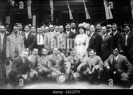 Coureurs bruts à Cincinnati, en route vers la réception de T.R. [Theodore Roosevelt], entre c1910 et c1915. Banque D'Images