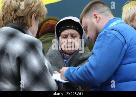 Non exclusif : DNIPRO, UKRAINE - 19 AVRIL 2024 - des résidents locaux sont vus à l'extérieur de l'immeuble endommagé par l'attaque de missiles russes, Dnipro, Banque D'Images