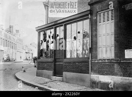 Travail de la foule à St Quentin dans les émeutes des prix alimentaires, 1911. Montre des fenêtres cassées dans un café à Saint-Quentin, France. Banque D'Images