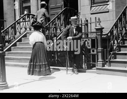 Infirme allant prier à l'arrivée Anne relique, entre c1910 et c1915. Banque D'Images