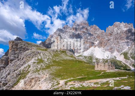 Les ruines du Rifugio Popena avec vue sur le Piz Popena dans le massif du Monte Cristallo, Province de Belluno, Haut-Adige, Tyrol du Sud, Alpes, Dolom Banque D'Images