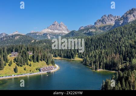 Vue aérienne du lac Misurina avec les sommets Drei Zinnen et Cadin, Province de Belluno, Haut Adige, Tyrol du Sud, Alpes, Dolomites, Ampezzo Dolomites nature Banque D'Images