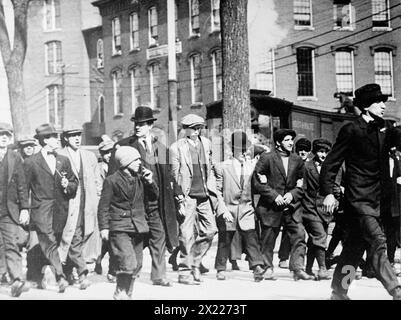 W.D. Haywood dirige le défilé Lowell Strike, 1912. Montre William Dudley (Big Bill) Haywood, un leader du mouvement ouvrier américain, marchant avec des grévistes à Lowell, Massachusetts. Banque D'Images