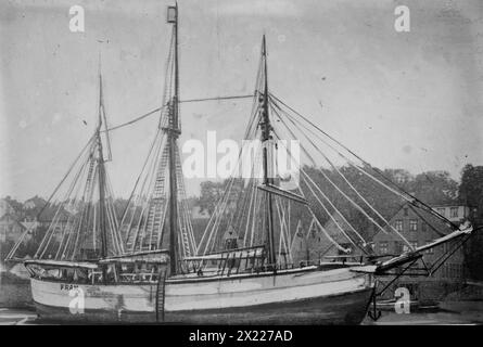 Le Fram, entre c1910 et c1915. Montre le voilier Fram, qu'Amundsen a emmené dans l'Arctique en 1910-1911. La couche de peinture de couleur claire peut indiquer que la photo a été prise lors d'une expédition antérieure dans l'Arctique (1898-1902). Banque D'Images