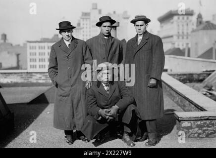 Lew G. Henderson ; Vincent Genoves ; E.K. Miller ; et Duke P. Kahanamoku, 1912. Montre le nageur et surfeur hawaïen Duke Paoa Kahinu Mokoe Hulikohola Kahanamoku (1890-1968) et le nageur Vincent "Zen" Genoves avec leur manager, Lew Henderson et E.K. "Dude" Miller. Les nageurs hawaïens sont venus à New York pour les essais olympiques en 1912. Banque D'Images