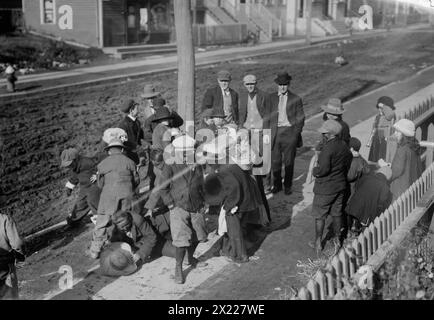 Thanksgiving Maskers se bousculent pour des sous, entre c1910 et c1915. Banque D'Images