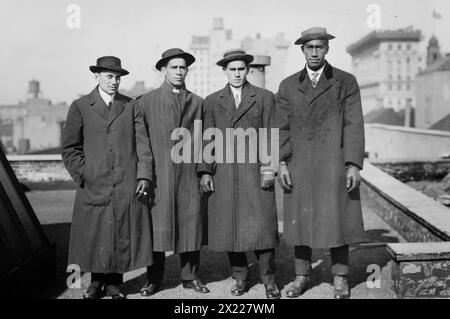 Lew G. Henderson ; Vincent Genoves ; E.K. Miller ; et Duke P. Kahanamoku, 1912. Montre le nageur et surfeur hawaïen Duke Paoa Kahinu Mokoe Hulikohola Kahanamoku (1890-1968) et le nageur Vincent "Zen" Genoves avec leur manager, Lew Henderson et E.K. "Dude" Miller. Les nageurs hawaïens sont venus à New York pour les essais olympiques en 1912. Banque D'Images