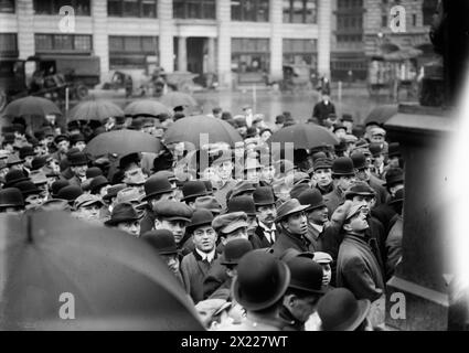 N.Y. - Lawrence Strike Meeting, (1912?). Montre groupe d'hommes rassemblés à l'extérieur, probablement à New York, pour entendre parler de la grève de l'usine textile à Lawrence, ma. Banque D'Images