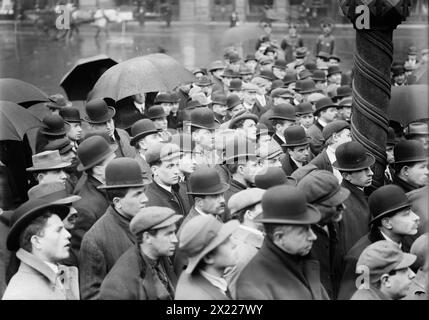 Lawrence Strike Meeting, New York, (1912?). Montre groupe d'hommes rassemblés à l'extérieur, probablement à New York, pour entendre parler de la grève du textile à Lawrence, ma. Banque D'Images