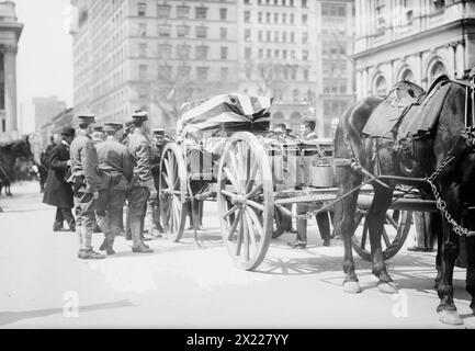 Cercueil Kearny sur caisson, 1912. Montre le cercueil drapé de drapeau du major-général Philip Kearny (1815-1862) à Broadway à New York. Kearny meurt au combat pendant la guerre de Sécession et est enterré au cimetière de Trinity jusqu'en 1912, lorsque le corps est déplacé au cimetière d'Arlington. Banque D'Images