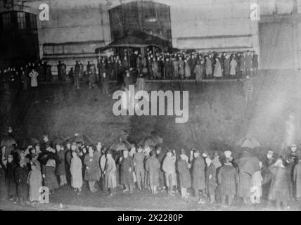 Foule en attente de survivants de Carpathie, 1912. Lié à la catastrophe du RMS Titanic, qui a frappé un iceberg en avril 1912 et a coulé, tuant plus de 1 500 personnes. Banque D'Images