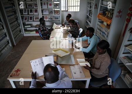 (240419) -- JUBA, 19 avril 2024 (Xinhua) -- des étudiants lisent des livres dans une salle de lecture du Chinese Language Learning Center de Juba, Soudan du Sud, le 8 avril 2024. Le programme d'apprentissage de la langue chinoise et d'échange culturel dans le cadre du projet de coopération technique de la phase II de l'éducation au Soudan du Sud a ouvert ses portes en juillet 2021. La phase II du projet comprend l'élaboration, la révision, l'impression et la fourniture de manuels pour certaines écoles primaires et secondaires au Soudan du Sud, l'organisation de programmes de renforcement des capacités pour les enseignants et les administrateurs de l'éducation, l'élaboration et la fourniture d'un système d'évaluation Banque D'Images