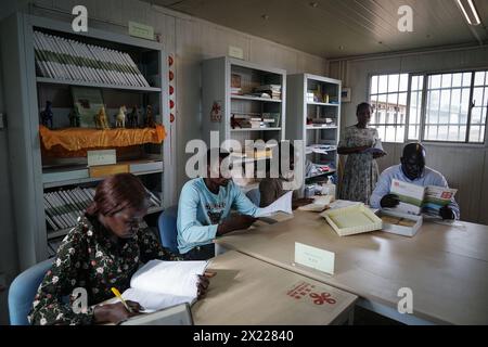 (240419) -- JUBA, 19 avril 2024 (Xinhua) -- des étudiants lisent des livres dans une salle de lecture du Chinese Language Learning Center de Juba, Soudan du Sud, le 8 avril 2024. Le programme d'apprentissage de la langue chinoise et d'échange culturel dans le cadre du projet de coopération technique de la phase II de l'éducation au Soudan du Sud a ouvert ses portes en juillet 2021. La phase II du projet comprend l'élaboration, la révision, l'impression et la fourniture de manuels pour certaines écoles primaires et secondaires au Soudan du Sud, l'organisation de programmes de renforcement des capacités pour les enseignants et les administrateurs de l'éducation, l'élaboration et la fourniture d'un système d'évaluation Banque D'Images