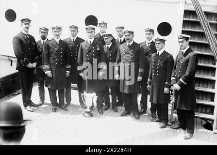 Capitaine Rostron &amp ; sous les ordres des officiers du Carpathia [navire], 1912. Montre le capitaine Arthur Henry Rostron à côté de la coupe d'amour en argent qui lui a été présentée en mai 1912 par les survivants du Titanic en reconnaissance de son héroïsme dans leur sauvetage. Banque D'Images