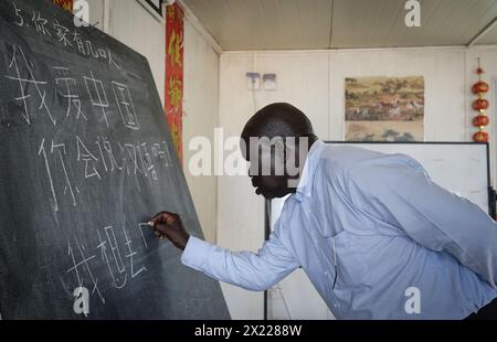 (240419) -- JUBA, 19 avril 2024 (Xinhua) -- Un étudiant écrit des caractères chinois dans une salle de classe du Centre d'apprentissage de la langue chinoise à Juba, Soudan du Sud, le 8 avril 2024. Le programme d'apprentissage de la langue chinoise et d'échange culturel dans le cadre du projet de coopération technique de la phase II de l'éducation au Soudan du Sud a ouvert ses portes en juillet 2021. La phase II du projet comprend l'élaboration, la révision, l'impression et la fourniture de manuels pour certaines écoles primaires et secondaires au Soudan du Sud, l'organisation de programmes de renforcement des capacités pour les enseignants et les administrateurs de l'éducation, l'élaboration et la fourniture d'un e Banque D'Images