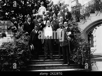 Robin H. Brown, E. Hatfield, 1912. Montre un groupe à la Maison Blanche, Washington, DC, comprenant Luther A. Brewer de Cedar Rapids, Iowa, debout à gauche du président William Howard Taft. "Hatfield" peut être Charles E. Hatfield. Banque D'Images