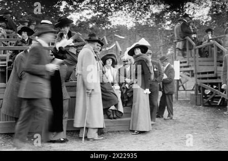 MRS Livermore, MRS Goadby Loew, Wil[...], MRS A.S. Burden, MRS Gordon Douglas, entre c1910 et c1915. Spectacles MRS William Goadby Loew, socialite et collectionneur d'art MRS Arthur Scott Burden (1884-1966) et d'autres. Banque D'Images