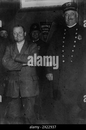 Schrank en état d'arrestation, 1912. Tentative d'assassinat par John F. Schrank du président américain Teddy Roosevelt en octobre 1912. Banque D'Images