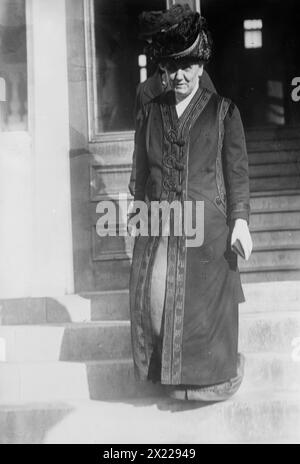 Jane Addams quitte l'hôpital Mercy, 1912. Montre Jane Addams quittant l'hôpital Mercy de Chicago, après une visite avec son amie, l'ex-présidente &LT ; nom introuvable! &GT ; qui se remettait d'une tentative d'assassinat en octobre 1912. Banque D'Images