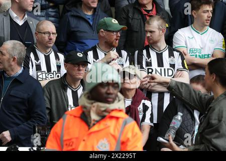 Les fans sourds de Newcastle United portent un nouveau maillot haptique pour découvrir le jeu dans le cadre d'une collaboration entre SELA et la Royal Royal Hearing Loss Charity - Newcastle United v Tottenham Hotspur, premier League, St James' Park, Newcastle upon Tyne, Royaume-Uni - 13 avril 2024 usage éditorial uniquement - des restrictions de DataCo s'appliquent Banque D'Images