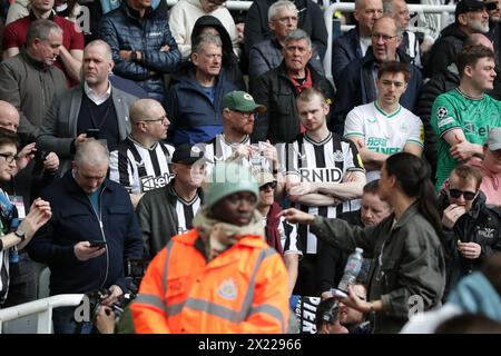 Les fans sourds de Newcastle United portent un nouveau maillot haptique pour découvrir le jeu dans le cadre d'une collaboration entre SELA et la Royal Royal Hearing Loss Charity - Newcastle United v Tottenham Hotspur, premier League, St James' Park, Newcastle upon Tyne, Royaume-Uni - 13 avril 2024 usage éditorial uniquement - des restrictions de DataCo s'appliquent Banque D'Images