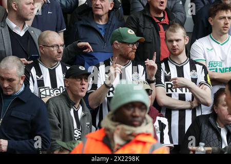 Les fans sourds de Newcastle United portent un nouveau maillot haptique pour découvrir le jeu dans le cadre d'une collaboration entre SELA et la Royal Royal Hearing Loss Charity - Newcastle United v Tottenham Hotspur, premier League, St James' Park, Newcastle upon Tyne, Royaume-Uni - 13 avril 2024 usage éditorial uniquement - des restrictions de DataCo s'appliquent Banque D'Images