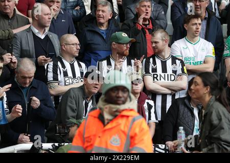 Les fans sourds de Newcastle United portent un nouveau maillot haptique pour découvrir le jeu dans le cadre d'une collaboration entre SELA et la Royal Royal Hearing Loss Charity - Newcastle United v Tottenham Hotspur, premier League, St James' Park, Newcastle upon Tyne, Royaume-Uni - 13 avril 2024 usage éditorial uniquement - des restrictions de DataCo s'appliquent Banque D'Images