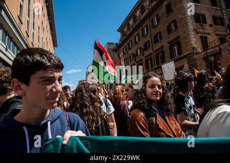 Roma, Italie. 19 avril 2024. Manifestazione vendredi pour l'avenir un ROM. Nella foto lil corteo su via Cavour - Roma, Italia - Venerd&#xec ; 19 Aprile 2024 (foto Valentina Stefanelli/LaPresse)&#xa0 ; vendredi pour la prochaine manifestation à Rome. Sur la photo la procession sur la via Cavour - Rome, Italie - vendredi 19 avril 2024 (photo Valentina Stefanelli/LaPresse) crédit : LaPresse/Alamy Live News Banque D'Images