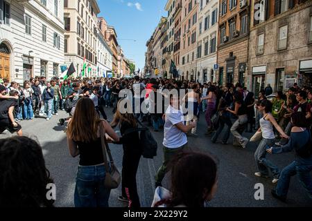 Roma, Italie. 19 avril 2024. Manifestazione vendredi pour l'avenir un ROM. Nella foto lil corteo su via Cavour - Roma, Italia - Venerd&#xec ; 19 Aprile 2024 (foto Valentina Stefanelli/LaPresse)&#xa0 ; vendredi pour la prochaine manifestation à Rome. Sur la photo la procession sur la via Cavour - Rome, Italie - vendredi 19 avril 2024 (photo Valentina Stefanelli/LaPresse) crédit : LaPresse/Alamy Live News Banque D'Images