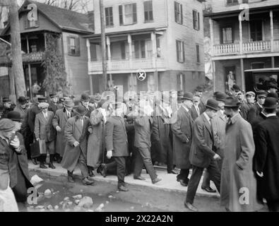 Des hommes armés arrivant à Sing Sing, Whitey Lewis, 1912. Hommes armés reconnus coupables du meurtre de Herman Rosenthal ; en route pour la prison de Sing Sing, Ossining, New York. Banque D'Images