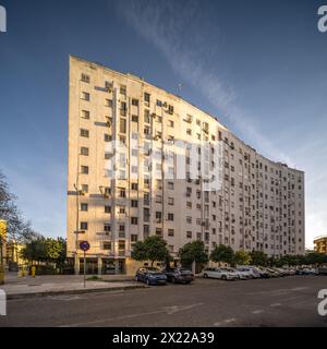 Un bâtiment blanc substantiel se dresse le long d'une route dans le quartier de Nervion, SÉVILLE, ESPAGNE. Banque D'Images