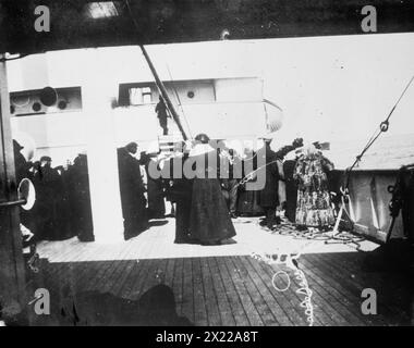 Survivants du TITANIC sur LA CARPATHIE, 1912. Lié à la catastrophe du RMS TITANIC, qui a frappé un iceberg en avril 1912 et a coulé, tuant plus de 1 500 personnes. Banque D'Images