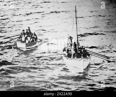 Bateaux de sauvetage TITANIC en route pour CARPATHIE, 1912. Lié à la catastrophe du RMS TITANIC, qui a frappé un iceberg en avril 1912 et a coulé, tuant plus de 1 500 personnes. Photo éventuellement prise par le passager J.W. Barker. Banque D'Images