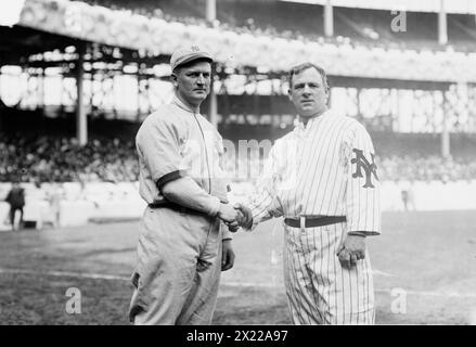 Harry Wolverton, New York Al, à gauche et John McGraw, New York NL, à droite au Polo Grounds, NY, 1912 (baseball). Banque D'Images