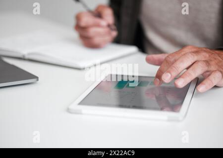 Mains, tablette et bureau avec analyse de données pour l'analyse des bénéfices, la recherche en ligne et l'examen des affaires. Doigts zoom, carrière financière et technologie sur table Banque D'Images