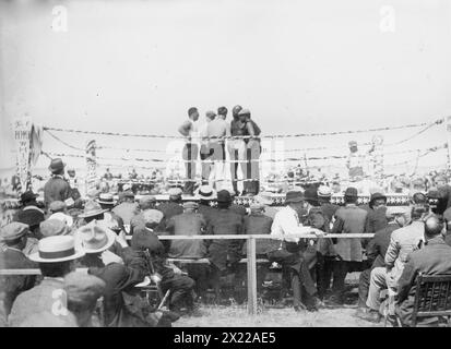 Johnson - concours Flynn, 4 juillet 1912. Montre les boxeurs Jack Johnson (1878-1946) et Jim Flynn (1879-1935) (né Andrew Chiariglione) sur le ring à Las Vegas, Nouveau-Mexique, le 4 juillet 1912. Banque D'Images