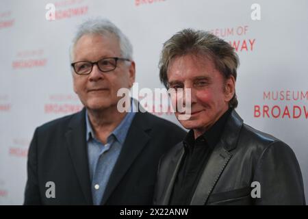 Bruce Sussman et Barry Manilow dévoilent une vitrine dédiée à la comédie musicale Harmony de Broadway au Museum of Broadway le 18,2024 avril à New Yo Banque D'Images